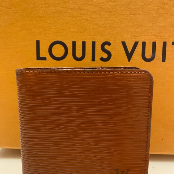 AUTHENTIC!! Men’s Louis Vuitton Epi Portefeuille Marco. Luxury Designer - Picture 9 of 9